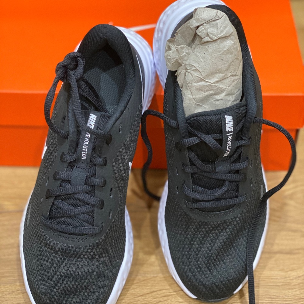 Nike womens shoe size 37